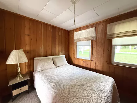 Bedroom - 2925 Lakeshore, Gladwin, MI 48624 photo 2 of 8