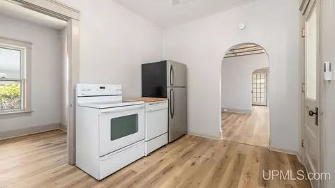 Entry Way - 219 N 20th, Escanaba, MI 49829 photo 1 of 2