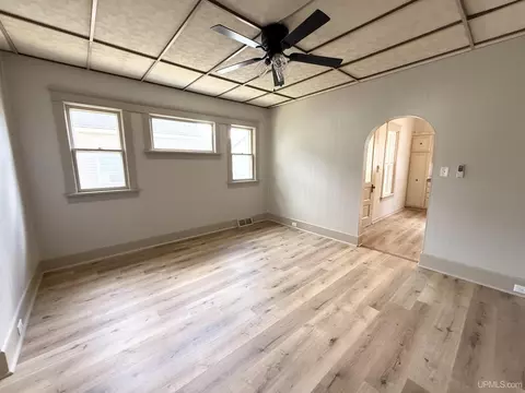 Living - 219 N 20th, Escanaba, MI 49829 photo 4 of 5