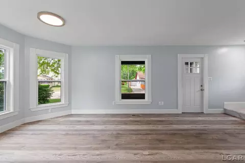 Living - 138 E Robinson, Jackson, MI 49203 photo 5 of 5