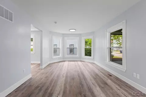 Living - 138 E Robinson, Jackson, MI 49203 photo 3 of 5