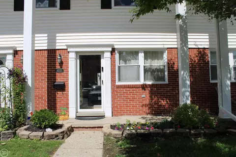 45731 Kensington, Utica, MI 48317