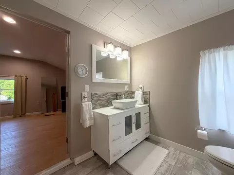 Bath - 6047 N State, Davison, MI 48423 photo 4 of 11