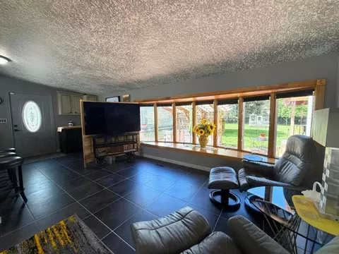 Living - 6047 N State, Davison, MI 48423 photo 5 of 14