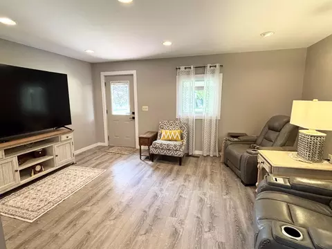 Living - 6047 N State, Davison, MI 48423 photo 12 of 14