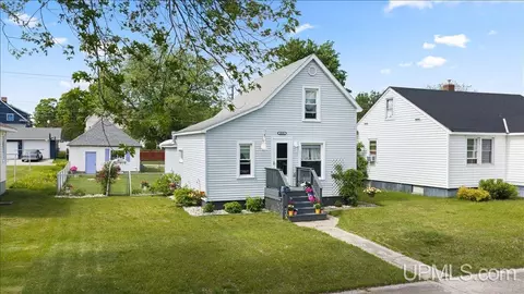 1214 Montana, Gladstone, MI 49837