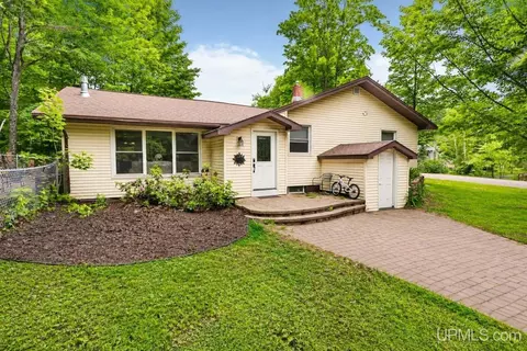 1695 Vandenboom, Marquette, MI 49855