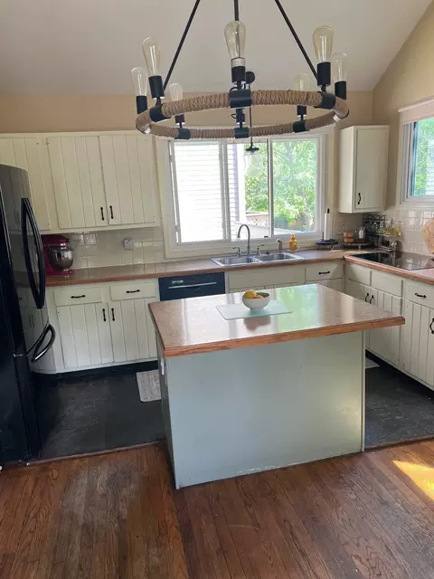 Kitchen - 6617 Flushing, Flushing, MI 48433 photo 1 of 1