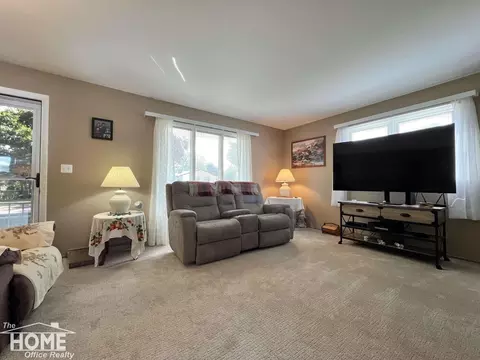 Living - 809 Moore, Owosso, MI 48867 photo 2 of 5