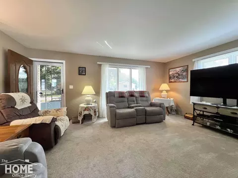 Living - 809 Moore, Owosso, MI 48867 photo 1 of 5