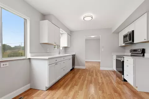 Kitchen - 929 Springview, Flushing, MI 48433 photo 1 of 3