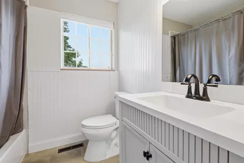 Bath - 929 Springview, Flushing, MI 48433 photo 2 of 2