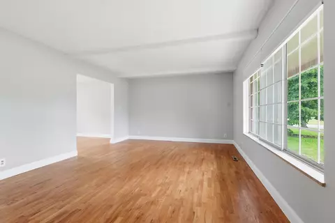 Living - 929 Springview, Flushing, MI 48433 photo 3 of 8