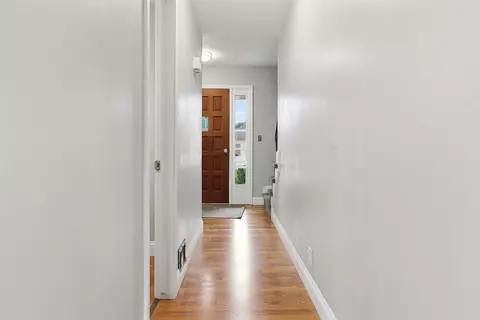 Entry Way - 929 Springview, Flushing, MI 48433 photo 2 of 2