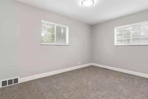 Bedroom - 929 Springview, Flushing, MI 48433 photo 4 of 10