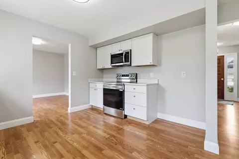 Kitchen - 929 Springview, Flushing, MI 48433 photo 3 of 3