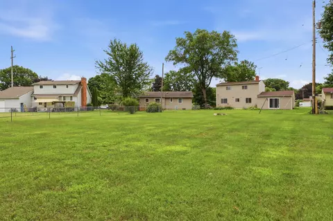 Exterior - 929 Springview, Flushing, MI 48433 photo 5 of 8