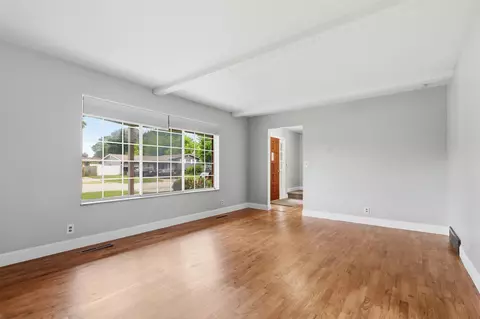 Living - 929 Springview, Flushing, MI 48433 photo 2 of 8