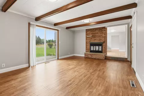 Living - 929 Springview, Flushing, MI 48433 photo 5 of 8