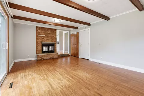 Living - 929 Springview, Flushing, MI 48433 photo 6 of 8