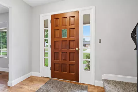 Entry Way - 929 Springview, Flushing, MI 48433 photo 1 of 2