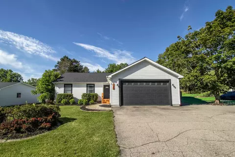 1389 N Long Lk, Fenton, MI 48430