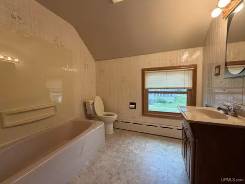 Bath - 326 W W Rdg, Ishpeming, MI 49849 photo 2 of 3