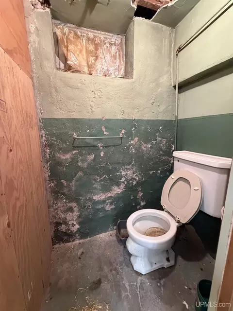 Bath - 326 W W Rdg, Ishpeming, MI 49849 photo 3 of 3