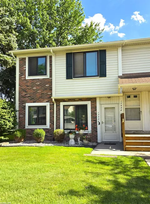 17438 Utica Oaks, Roseville, MI 48066