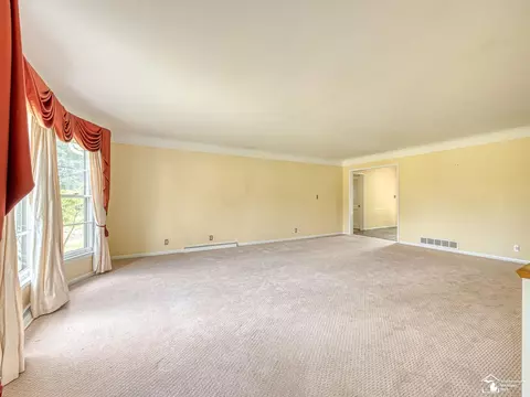 Living - 14359 S Dixie, Monroe, MI 48161 photo 11 of 14