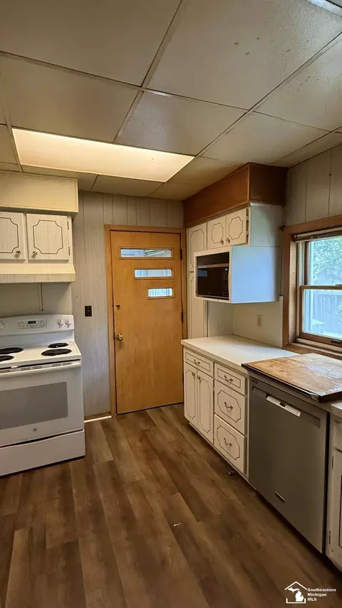 Kitchen - 474 Riverview, Monroe, MI 48162 photo 2 of 3