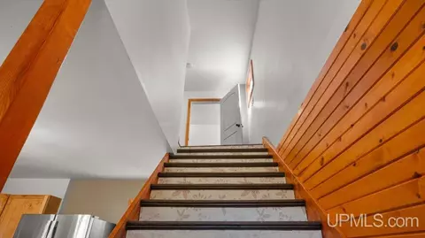 Entry Way - 1720 S 8th, Escanaba, MI 48929 photo 2 of 4