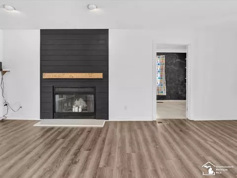 Living - 6716 Bennington, Temperance, MI 48182 photo 16 of 18