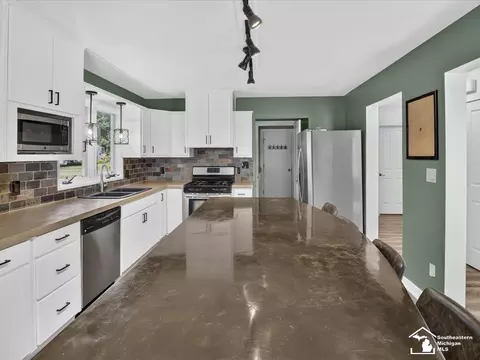 Kitchen - 6716 Bennington, Temperance, MI 48182 photo 4 of 11