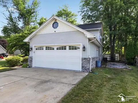 Exterior - 6716 Bennington, Temperance, MI 48182 photo 4 of 13