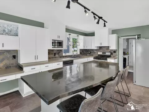 Kitchen - 6716 Bennington, Temperance, MI 48182 photo 2 of 11