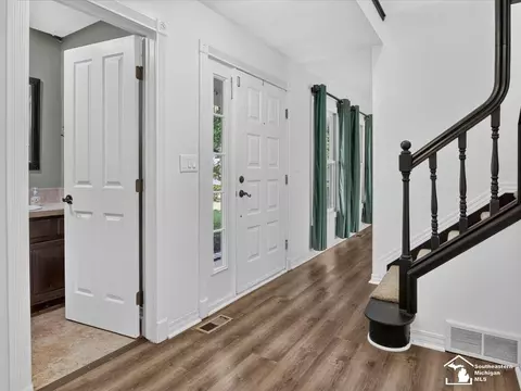 Entry Way - 6716 Bennington, Temperance, MI 48182 photo 2 of 4
