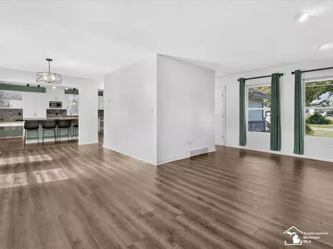 Living - 6716 Bennington, Temperance, MI 48182 photo 13 of 18