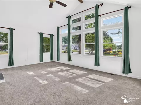 Living - 6716 Bennington, Temperance, MI 48182 photo 8 of 18