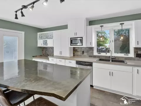 Kitchen - 6716 Bennington, Temperance, MI 48182 photo 10 of 11
