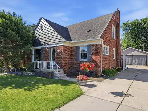 22820 Ridgeway, Saint Clair Shores, MI 48080