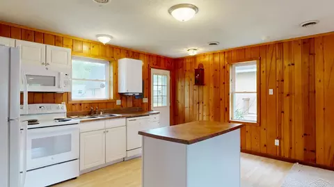 Kitchen - 4344 Bay, Gladwin, MI 48624 photo 1 of 2