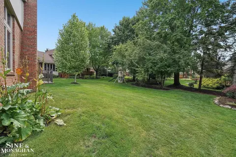 Exterior - 3473 Summit Rdg, Rochester Hills, MI 48306 photo 4 of 5