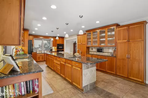 Kitchen - 3473 Summit Rdg, Rochester Hills, MI 48306 photo 2 of 4
