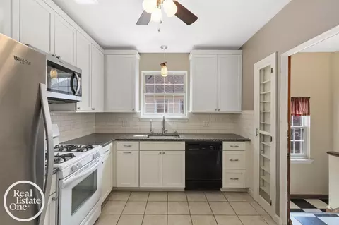 Kitchen - 897 Rivard, Grosse Pointe, MI 48230 photo 5 of 5