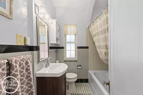 Bath - 897 Rivard, Grosse Pointe, MI 48230 photo 3 of 3