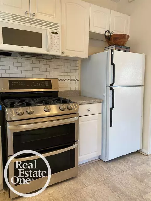 Kitchen - 897 Rivard, Grosse Pointe, MI 48230 photo 2 of 5