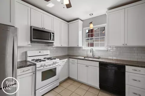 Kitchen - 897 Rivard, Grosse Pointe, MI 48230 photo 4 of 5