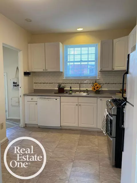 Kitchen - 897 Rivard, Grosse Pointe, MI 48230 photo 3 of 5
