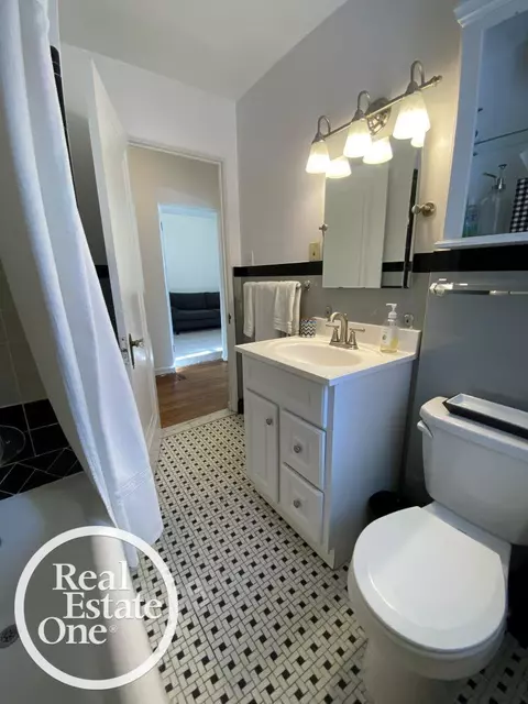 Bath - 897 Rivard, Grosse Pointe, MI 48230 photo 1 of 3
